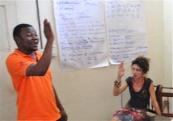Ein Gebärdensprachenlehrer zeigt einer Schülerin eine Gebärde