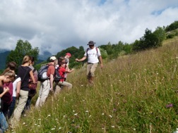 Eine Gruppe Wanderer in den grünen Karpaten