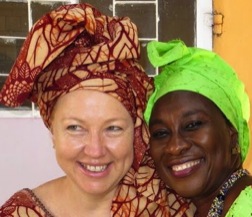 Porträt von Ida und der Autorin in  gambischer Tracht