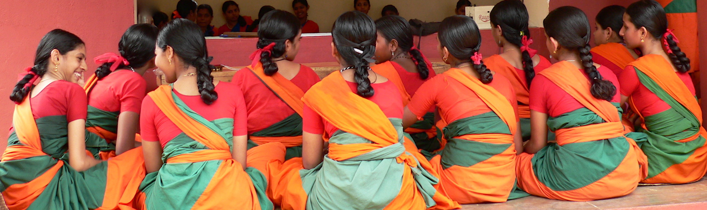 Keralesische Mädchen in bunten Saris