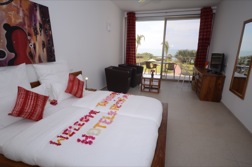 Das Bett in dem schönen Hotelzimmer ist mit Blütenblättern dekoriert