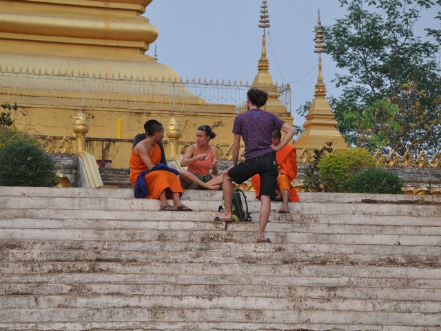 Jugendliche unterhalten sich mit Mönchen - Laos
