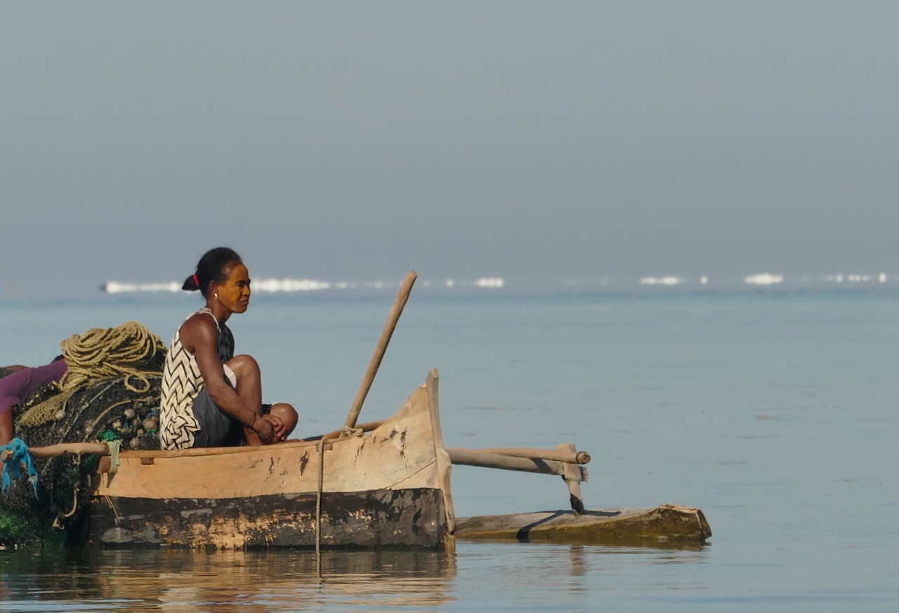 Frau auf Boot am Meer, Madagaskar