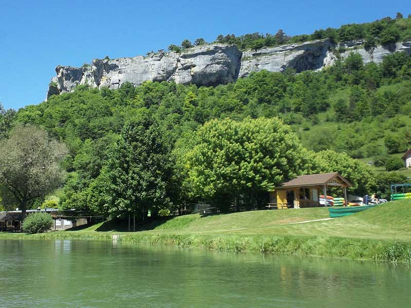Das Kanu-Camp am Fluss Loue und die Felswände des Jura