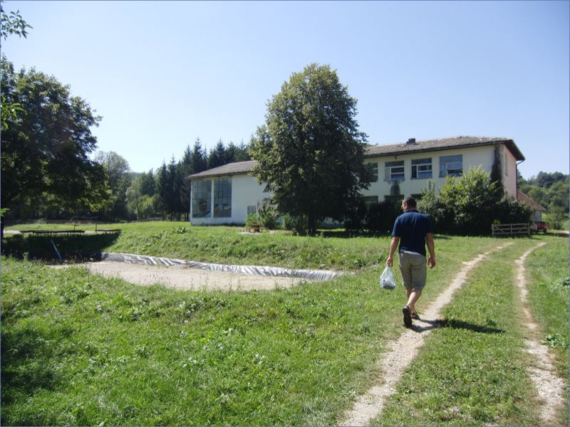 Aus einer verlassenen Dorfschule wird in internationaler Jugendarbeit ein Austausch- und Bildungszentrum (Foto: M. Bauer)