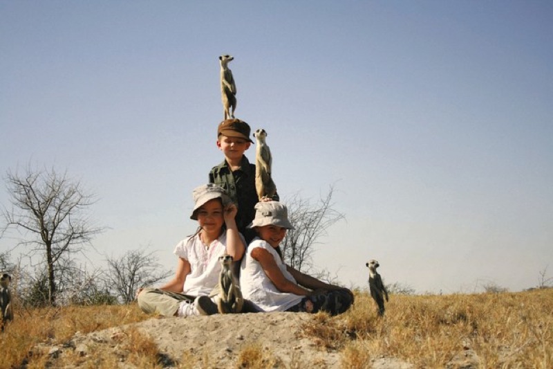 Kinder in tierischer Gesellschaft im Camp Kalahari in Botswana