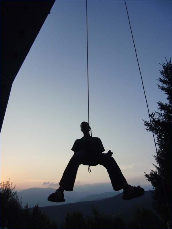 Die Gebirgswelt in und um Bosnien-Herzegowina bietet hervorragende Kletterbedingungen - beim Sportclub Scorpio kann man in der riesigen Kletterwand die Grundlagen für sichere Touren lernen (Foto: M. Bauer)