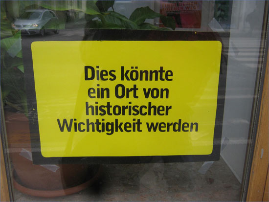 Schild in einem Schaufenster in Graz: Dies könnte ein Ort von historischer Bedeutung werden