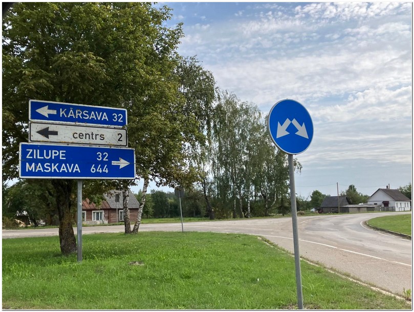 Ein Straßenschild an einer Kreuzung im Osten Lettlands. Nach rechts weist das Schild den Weg nach Maskava (Moskau), die Distanz beträgt 644 Kilometer. Der lettisch-russische Grenzort Zilupe ist 32 Kilometer entfernt.