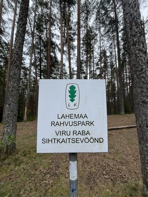 Schild mit Aufschrift Lahemaa Rahvuspark